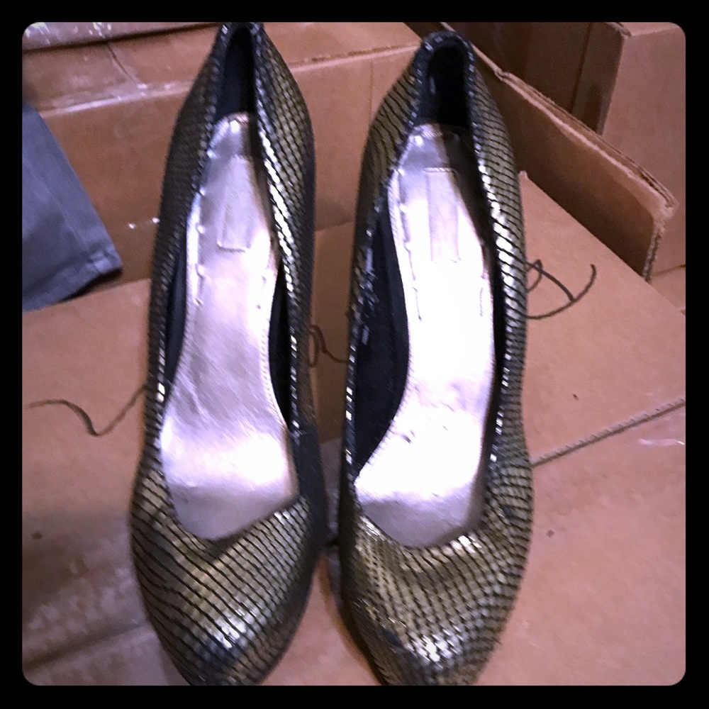 Black and Gold Textured Jessica Simpson Pumps!